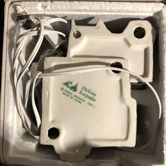 VILLAGE SQUARE - LIGHTED "VICTORIAN HOUSE" HAND PAINTED, PORCELAIN 1994 CHRISTM - Picture 9 of 10